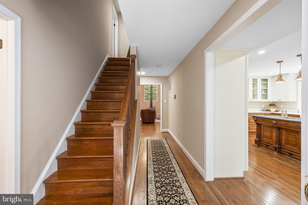 Image 8 of property listing at 16112 BARNESVILLE RD, Boyds, MD 20841