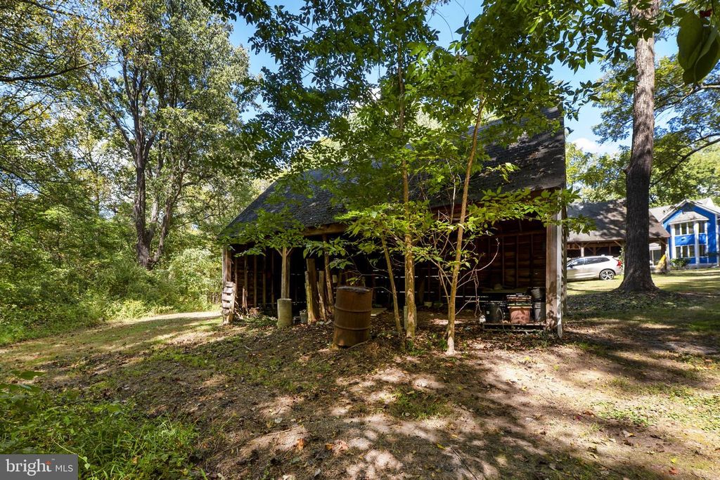 Image 86 of property listing at 16112 BARNESVILLE RD, Boyds, MD 20841