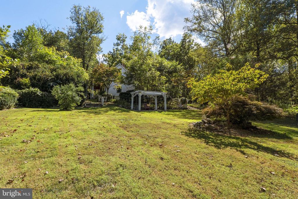 Image 89 of property listing at 16112 BARNESVILLE RD, Boyds, MD 20841