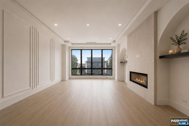 392 Undercliff Avenue 1, Edgewater, NJ 07020