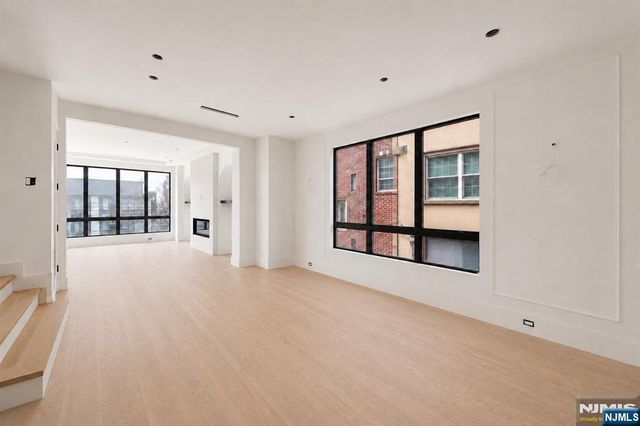 392 Undercliff Avenue 1, Edgewater, NJ 07020