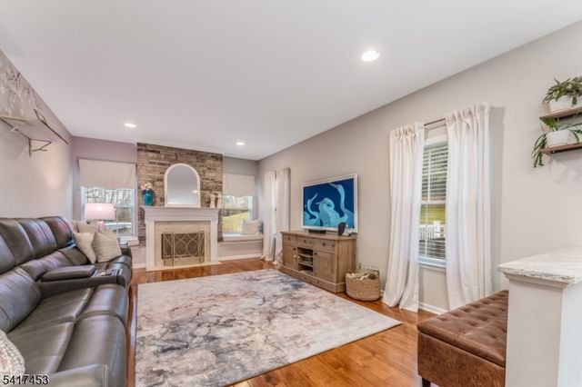 6 Columbine Ct, Raritan Twp., NJ 08822