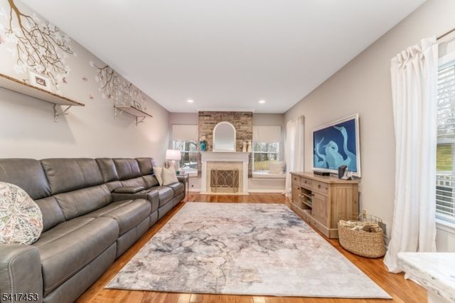 6 Columbine Ct, Raritan Twp., NJ 08822