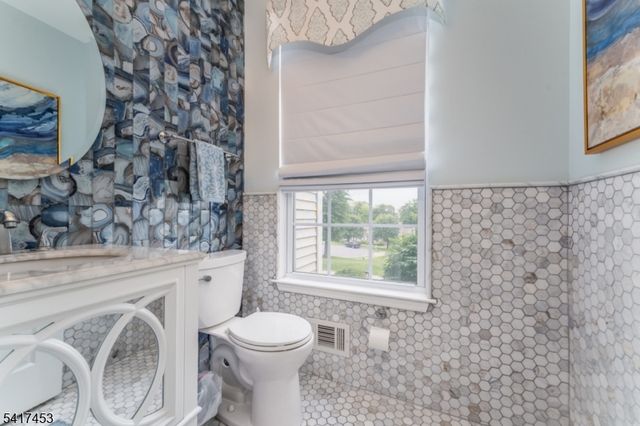 6 Columbine Ct, Raritan Twp., NJ 08822