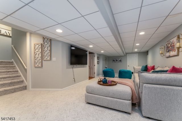 6 Columbine Ct, Raritan Twp., NJ 08822