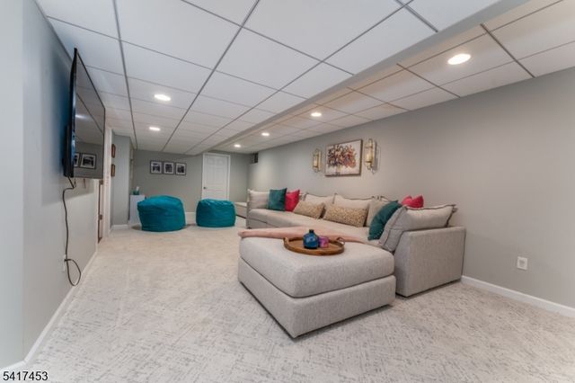6 Columbine Ct, Raritan Twp., NJ 08822