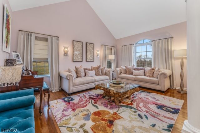 6 Columbine Ct, Raritan Twp., NJ 08822