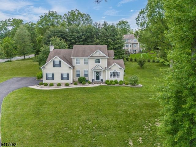 6 Columbine Ct, Raritan Twp., NJ 08822