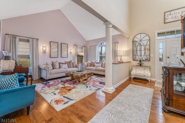 6 Columbine Ct, Raritan Twp., NJ 08822