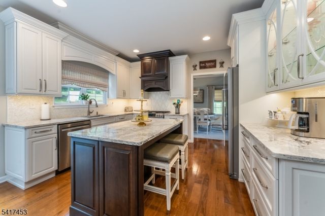 6 Columbine Ct, Raritan Twp., NJ 08822