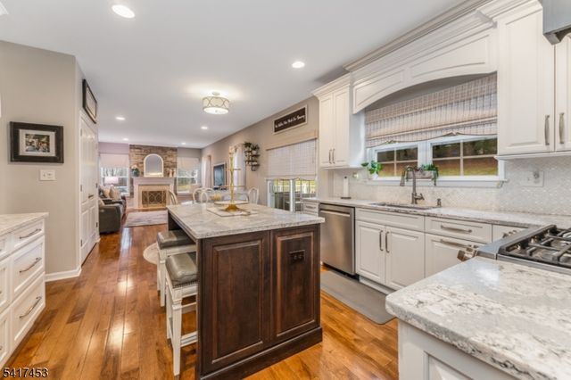 6 Columbine Ct, Raritan Twp., NJ 08822