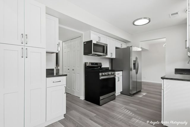 1240 Huntington Drive, Mundelein, IL 60060