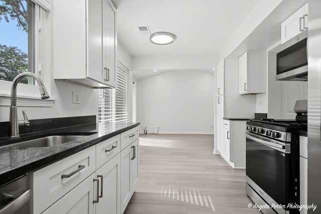 1240 Huntington Drive, Mundelein, IL 60060