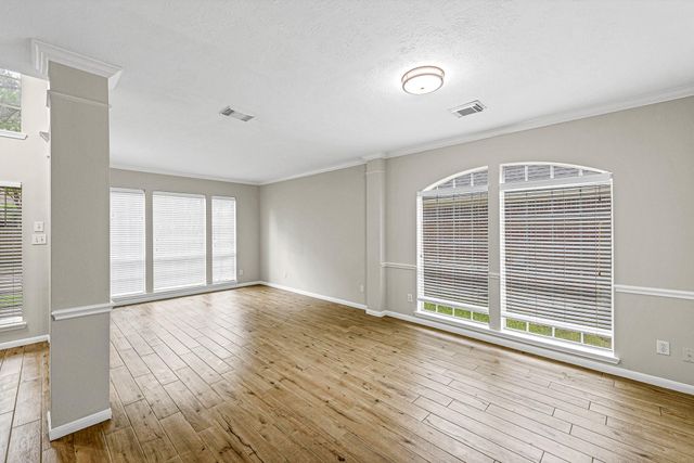 8827 Lawncliff Lane, Houston, TX 77040