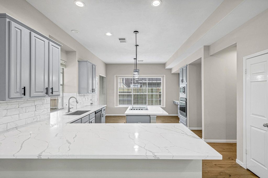 8827 Lawncliff Lane, Houston, TX 77040