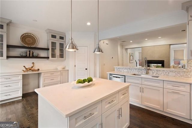545 Canton WLK, Roswell, GA 30075