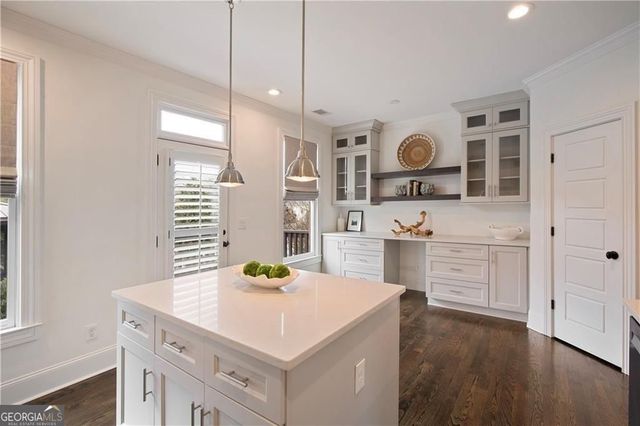 545 Canton WLK, Roswell, GA 30075