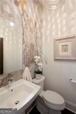 545 Canton WLK, Roswell, GA 30075