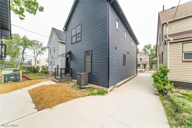 1886 Woodlawn Avenue, Cleveland, OH 44112