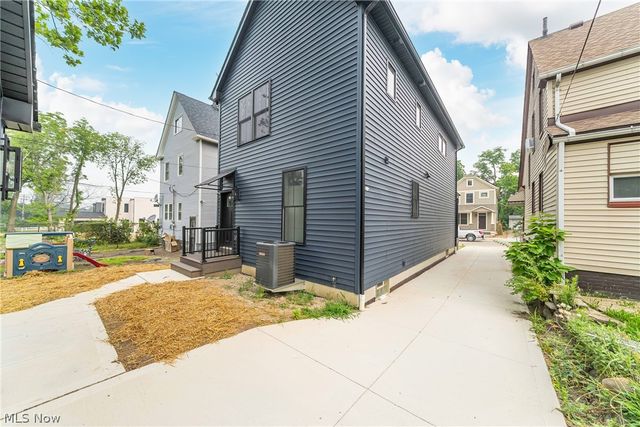 1886 Woodlawn Avenue, Cleveland, OH 44112