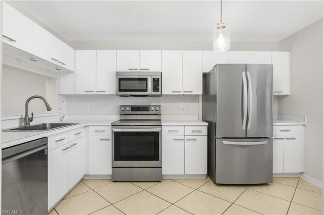 7774 Jewel LN 203, Naples, FL 34109