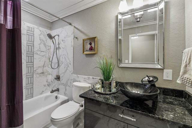 5201 Cody Drive, West Des Moines, IA 50265