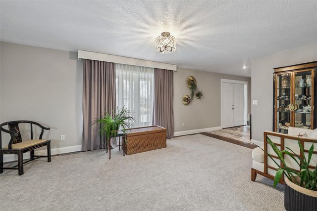 5201 Cody Drive, West Des Moines, IA 50265