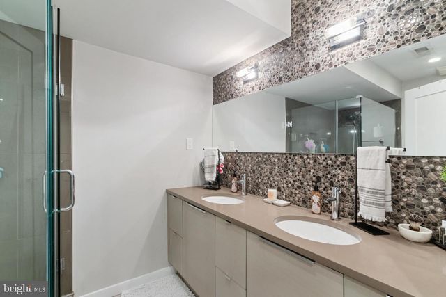 1637 CARPENTER ST, Philadelphia, PA 19146