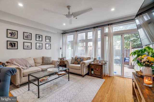 1637 CARPENTER ST, Philadelphia, PA 19146
