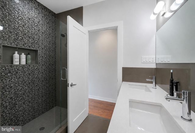 1637 CARPENTER ST, Philadelphia, PA 19146