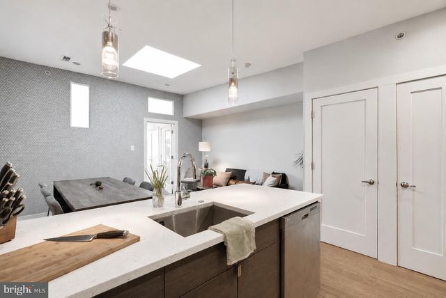 1637 CARPENTER ST, Philadelphia, PA 19146
