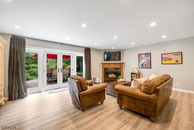 16 Highwood Ter, Glen Rock Boro, NJ 07452