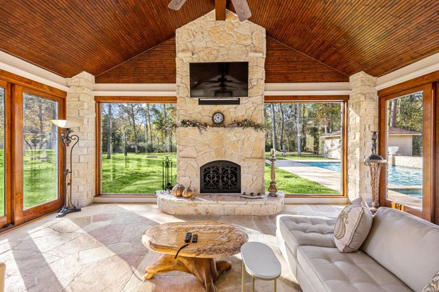 11984 White Oak Crossing, Conroe, TX 77385