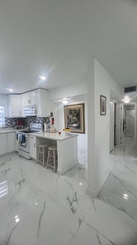 9330 S Sunrise Lakes Boulevard 304, Sunrise, FL 33322