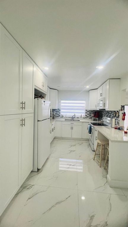 9330 S Sunrise Lakes Boulevard 304, Sunrise, FL 33322