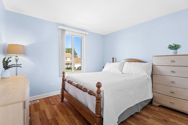 202 Parkwood Drive, Streamwood, IL 60107