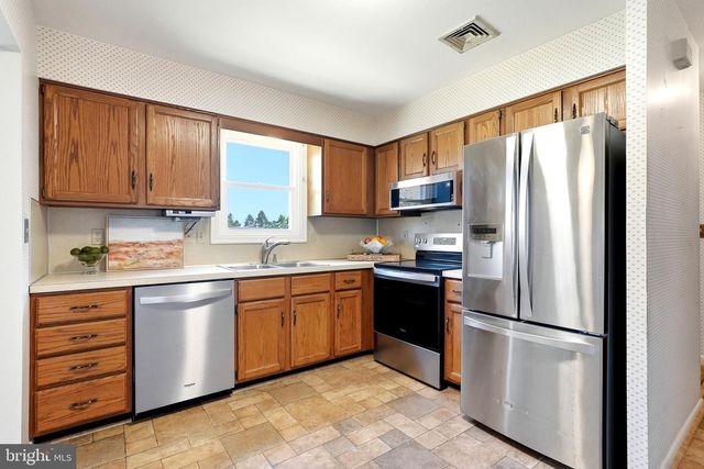 3188 THORNAPPLE DR, Lancaster, PA 17601