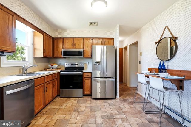 3188 THORNAPPLE DR, Lancaster, PA 17601