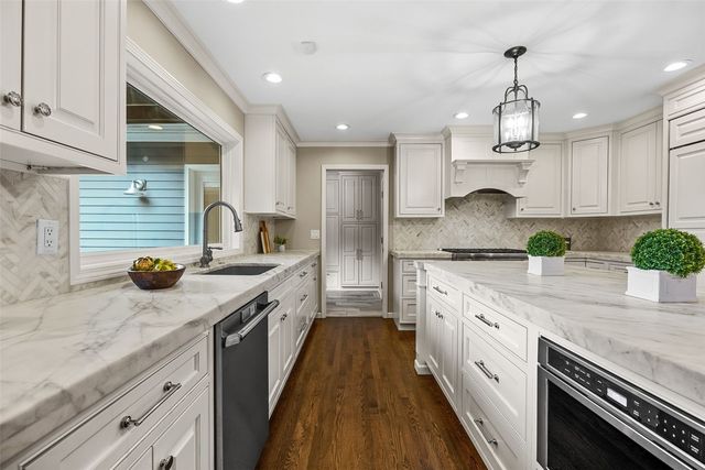 3016 Forest Gate Cir, Iowa City, IA 52240