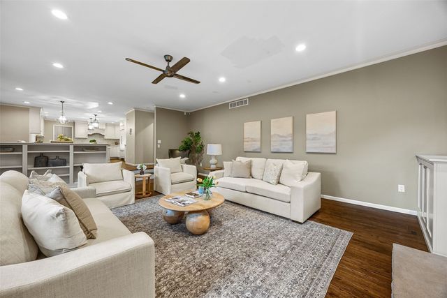 3016 Forest Gate Cir, Iowa City, IA 52240