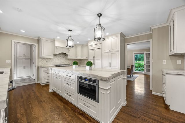 3016 Forest Gate Cir, Iowa City, IA 52240