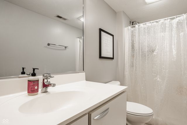 4548 Chase Oak Court, Zionsville, IN 46077