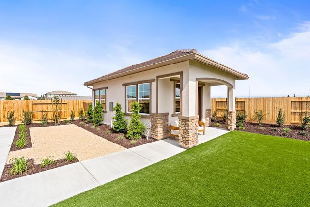 348 N Vista Ave, Fowler, CA 93625