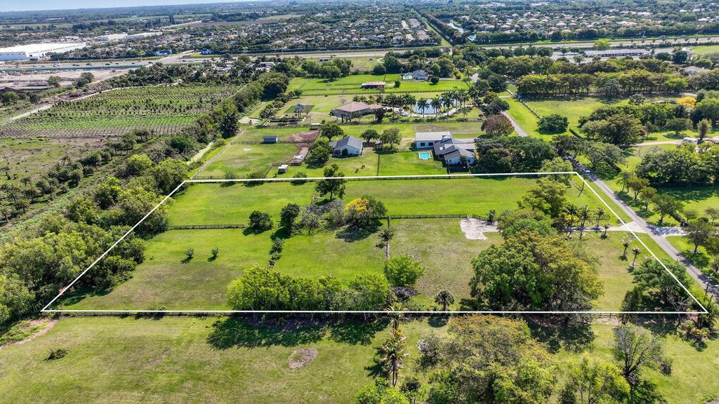 Image 11 of property listing at 10245 La Reina Road, Delray Beach, FL 33446