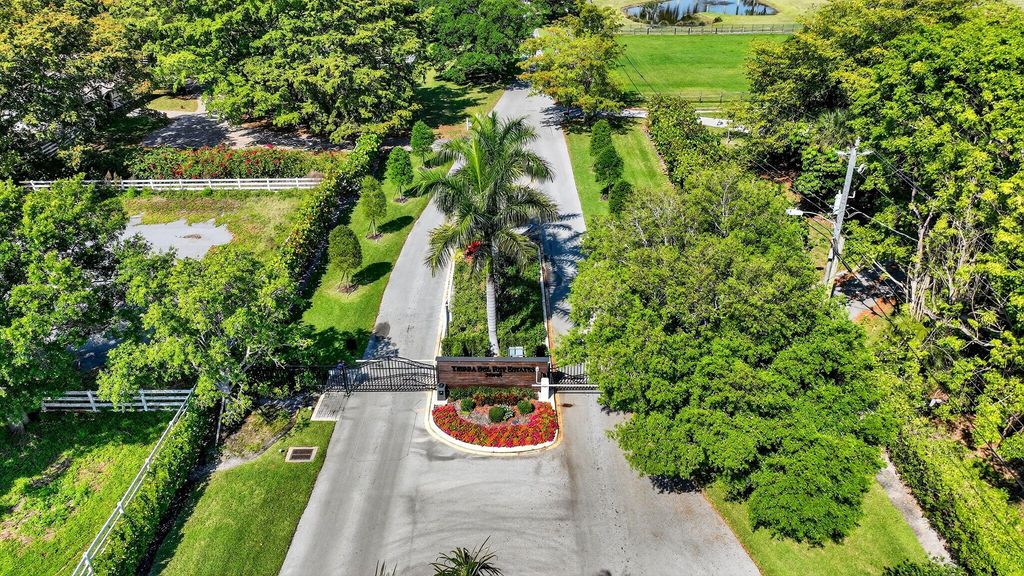 Image 12 of property listing at 10245 La Reina Road, Delray Beach, FL 33446