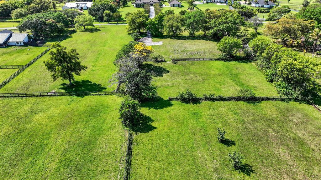 Image 13 of property listing at 10245 La Reina Road, Delray Beach, FL 33446