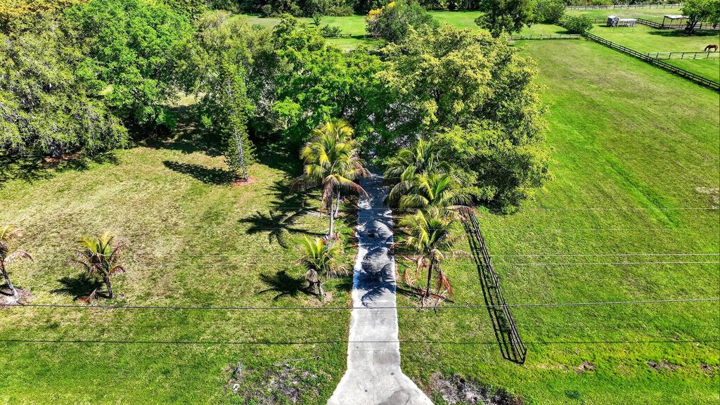 Image 18 of property listing at 10245 La Reina Road, Delray Beach, FL 33446