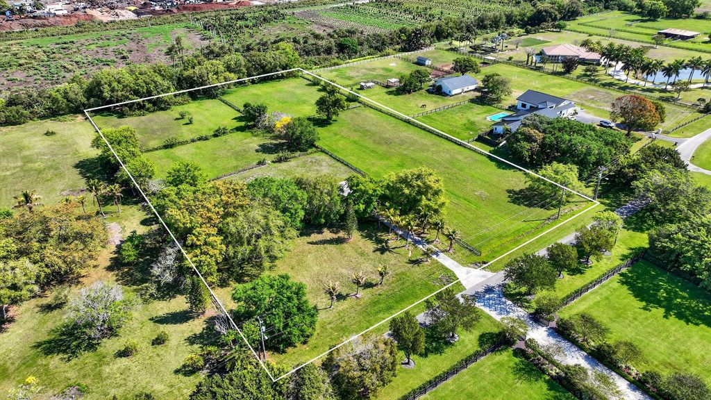 Image 7 of property listing at 10245 La Reina Road, Delray Beach, FL 33446