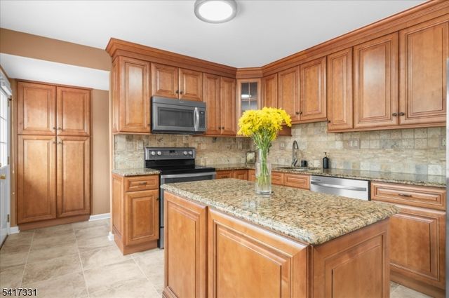 35 Marudy Dr, Clinton Town, NJ 08809