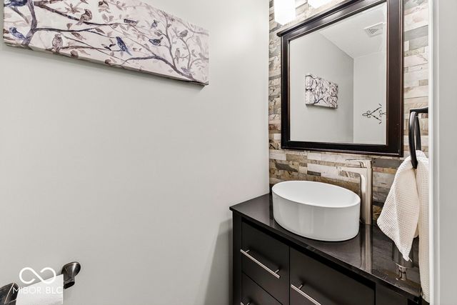 5225 W Stonehaven Lane, New Palestine, IN 46163